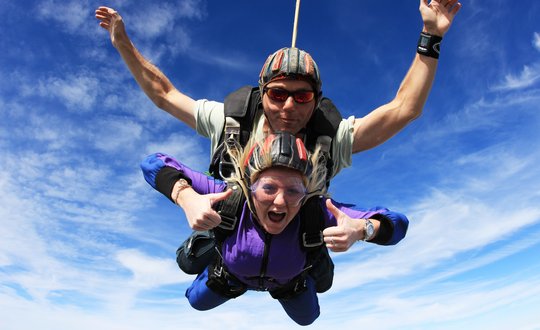 2 people skydiving