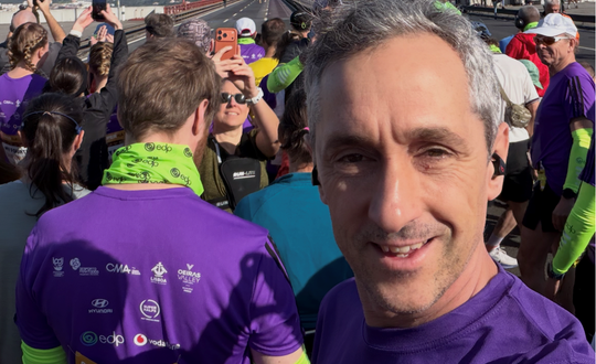 Man smiling at the Lisbon marathon.