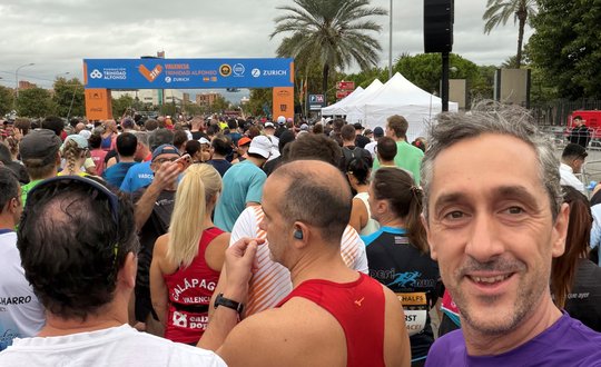 Man smiling at Valencia Marathon.